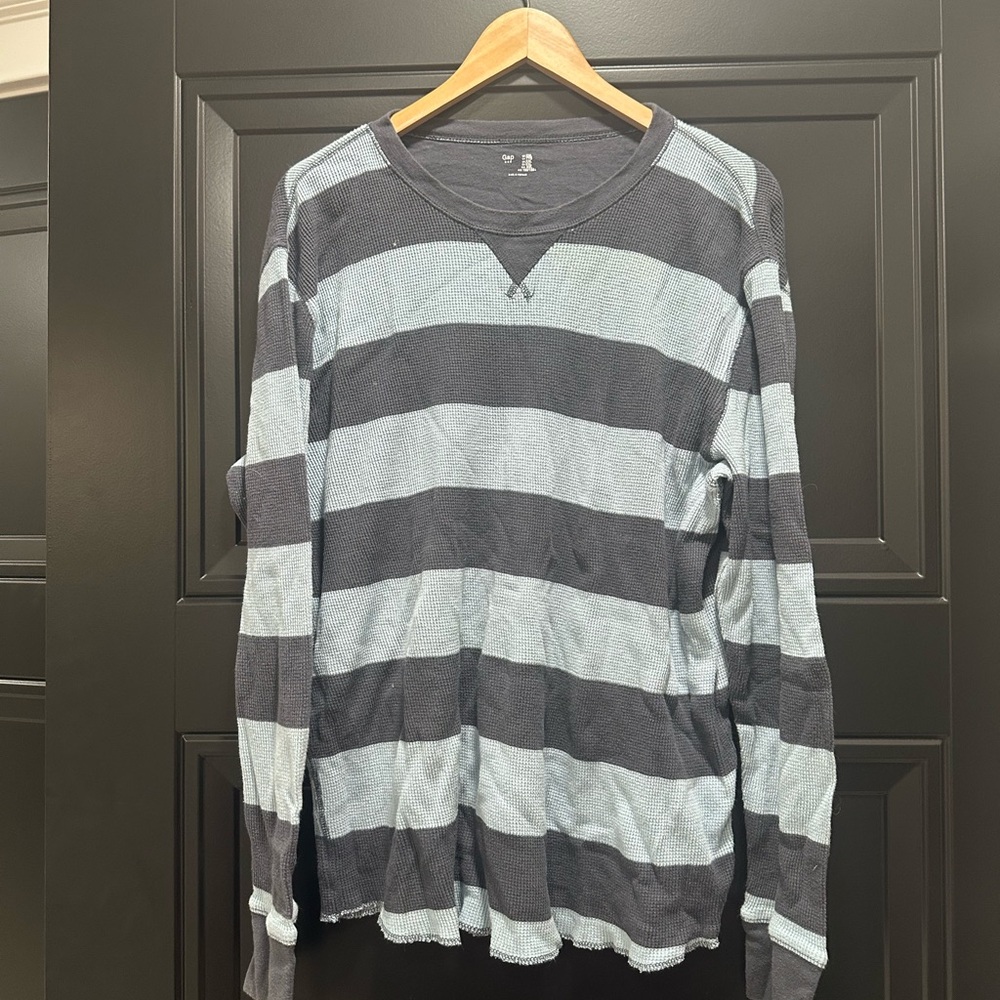 GAP Men's Long Sleeve Shirt in Dark Gray and Light Blue Stripes